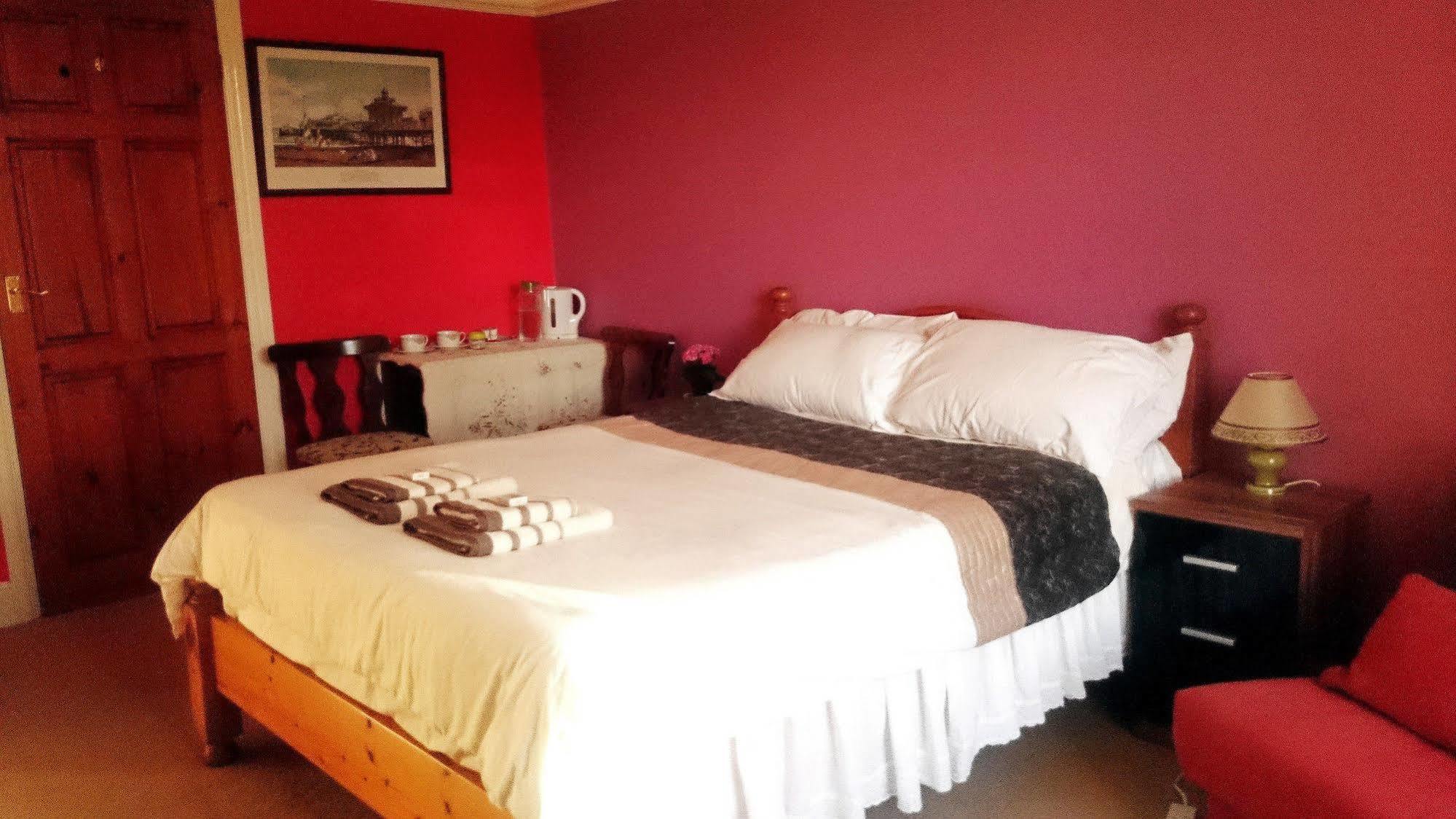 Bankside Bed & Breakfast セント・オーステル エクステリア 写真